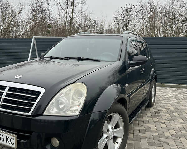 Черный Cанг Йонг Рекстон, объемом двигателя 2.7 л и пробегом 318 тыс. км за 8700 $, фото 1 на Automoto.ua