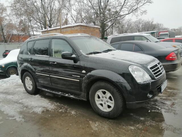 Черный Cанг Йонг Рекстон, объемом двигателя 2.7 л и пробегом 62 тыс. км за 10000 $, фото 1 на Automoto.ua