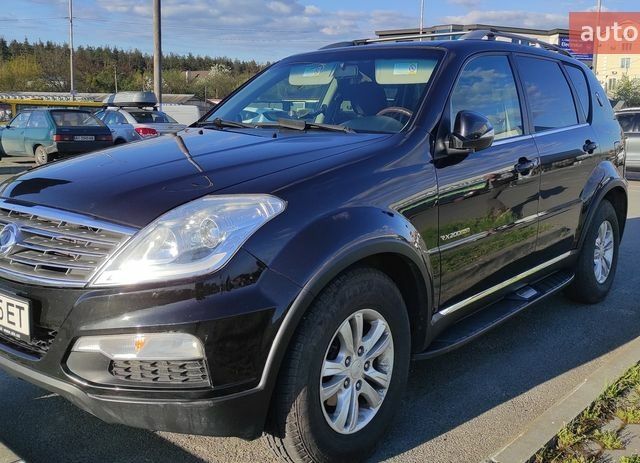 Черный Cанг Йонг Рекстон, объемом двигателя 2 л и пробегом 156 тыс. км за 11900 $, фото 1 на Automoto.ua