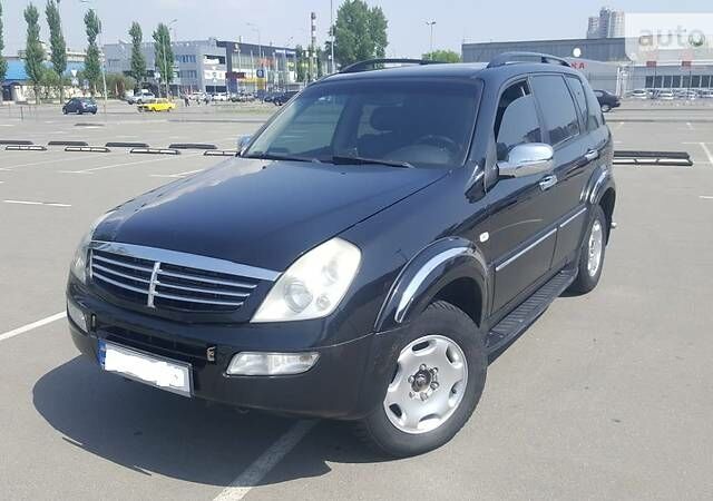 Чорний Cанг Йонг Rexton, об'ємом двигуна 2.7 л та пробігом 190 тис. км за 8800 $, фото 1 на Automoto.ua