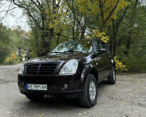 Коричневый Cанг Йонг Рекстон, объемом двигателя 2.7 л и пробегом 240 тыс. км за 6500 $, фото 1 на Automoto.ua