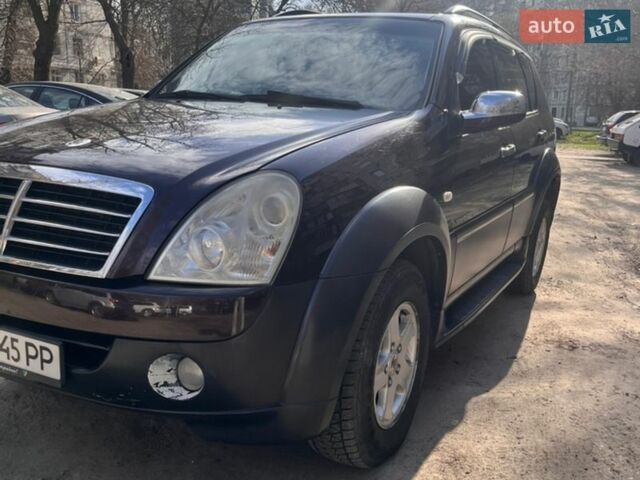 Красный Cанг Йонг Рекстон, объемом двигателя 2.7 л и пробегом 279 тыс. км за 7800 $, фото 1 на Automoto.ua