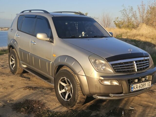Сірий Cанг Йонг Rexton, об'ємом двигуна 3.2 л та пробігом 306 тис. км за 6300 $, фото 1 на Automoto.ua