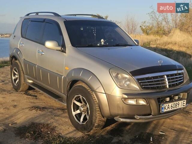 Сірий Cанг Йонг Rexton, об'ємом двигуна 3.2 л та пробігом 306 тис. км за 6300 $, фото 1 на Automoto.ua