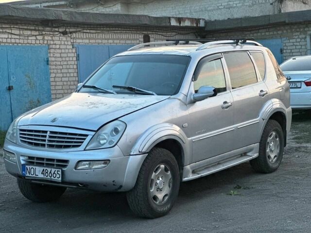 Сірий Cанг Йонг Rexton, об'ємом двигуна 2.7 л та пробігом 100 тис. км за 2001 $, фото 1 на Automoto.ua