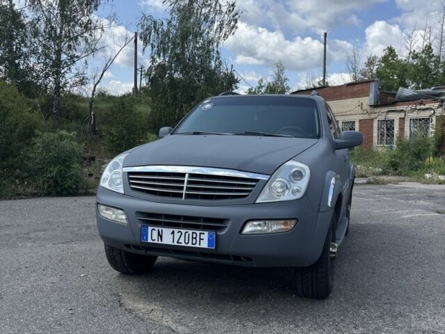 Серый Cанг Йонг Рекстон, объемом двигателя 2.7 л и пробегом 321 тыс. км за 3900 $, фото 1 на Automoto.ua