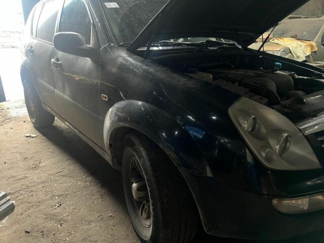 Сірий Cанг Йонг Rexton, об'ємом двигуна 2.7 л та пробігом 300 тис. км за 2230 $, фото 1 на Automoto.ua