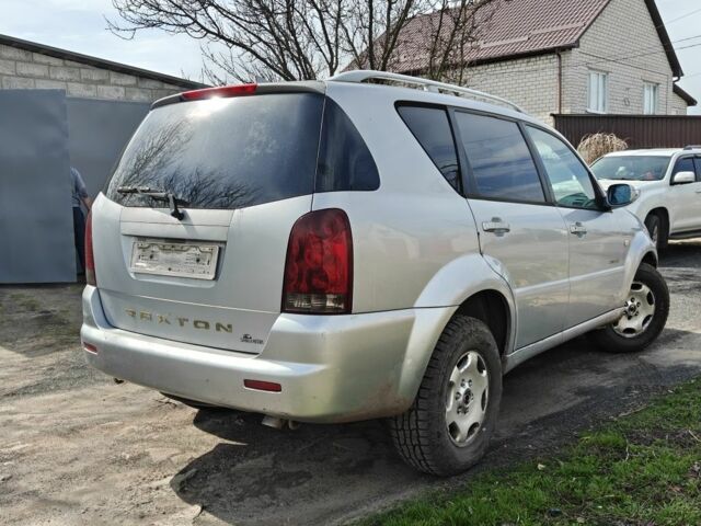 Сірий Cанг Йонг Rexton, об'ємом двигуна 3 л та пробігом 215 тис. км за 3600 $, фото 1 на Automoto.ua