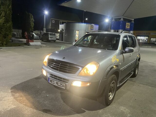 Сірий Cанг Йонг Rexton, об'ємом двигуна 2.7 л та пробігом 288 тис. км за 4299 $, фото 1 на Automoto.ua
