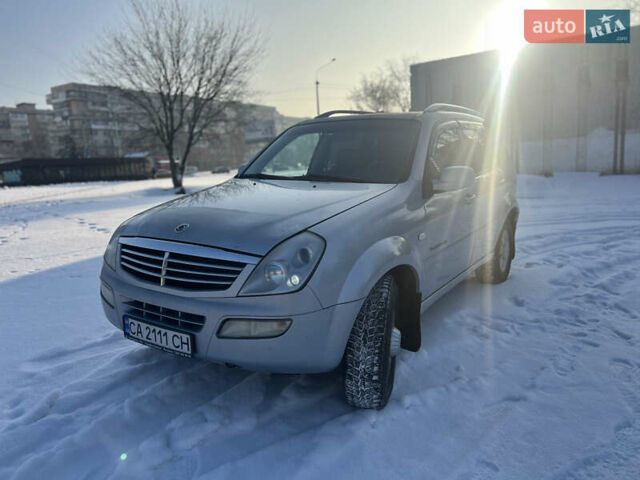 Сірий Cанг Йонг Rexton, об'ємом двигуна 2.7 л та пробігом 365 тис. км за 6300 $, фото 1 на Automoto.ua