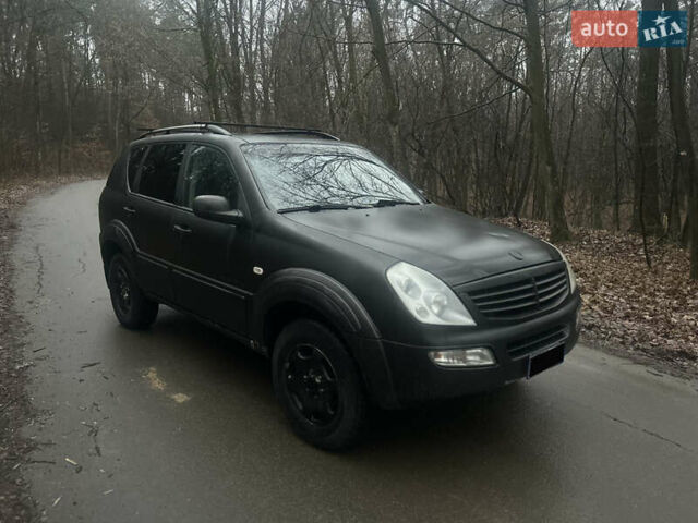 Серый Cанг Йонг Рекстон, объемом двигателя 2.7 л и пробегом 316 тыс. км за 5900 $, фото 1 на Automoto.ua