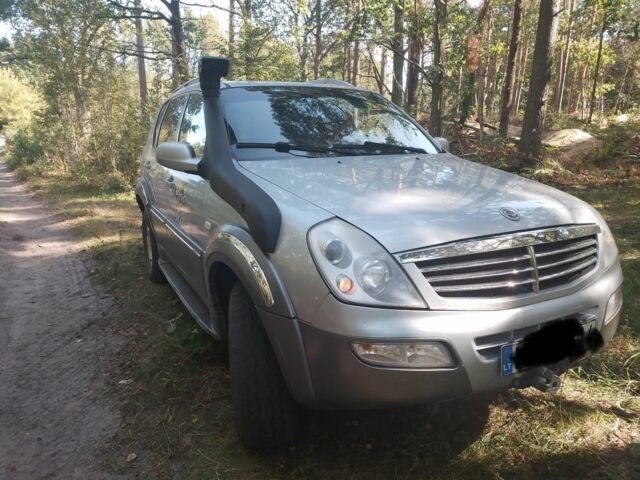 Серый Cанг Йонг Рекстон, объемом двигателя 2.7 л и пробегом 300 тыс. км за 3500 $, фото 1 на Automoto.ua