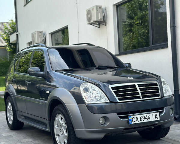 Сірий Cанг Йонг Rexton, об'ємом двигуна 2.7 л та пробігом 298 тис. км за 7500 $, фото 1 на Automoto.ua