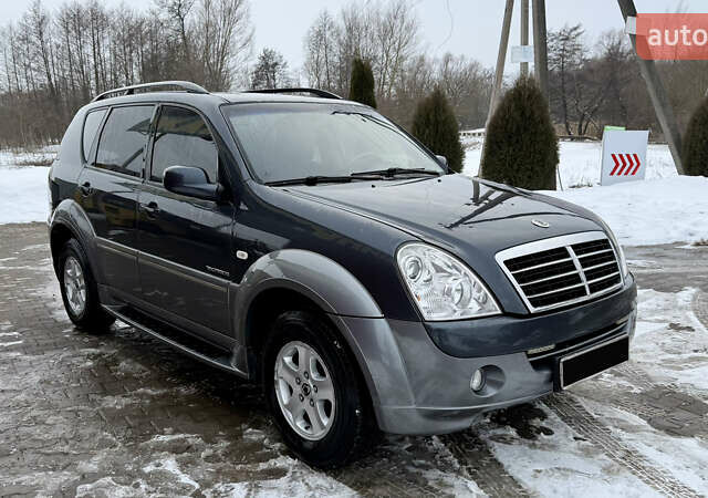 Сірий Cанг Йонг Rexton, об'ємом двигуна 2.7 л та пробігом 170 тис. км за 7600 $, фото 1 на Automoto.ua