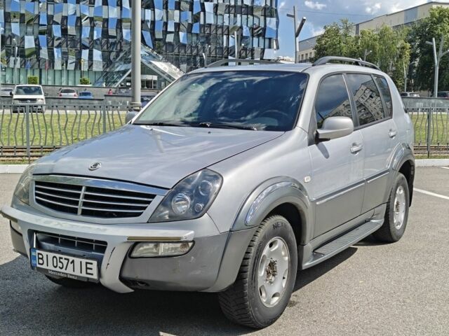 Сірий Cанг Йонг Rexton, об'ємом двигуна 3.2 л та пробігом 300 тис. км за 4916 $, фото 1 на Automoto.ua