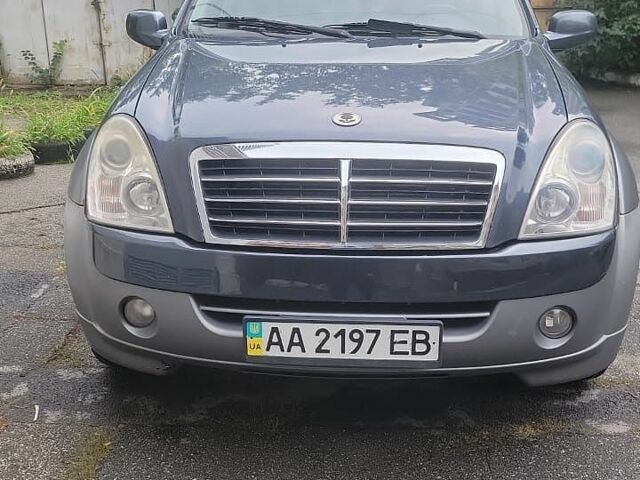 Сірий Cанг Йонг Rexton, об'ємом двигуна 2.7 л та пробігом 114 тис. км за 7800 $, фото 1 на Automoto.ua