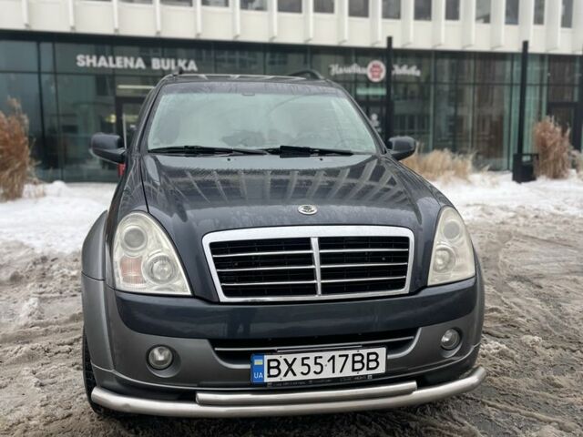 Сірий Cанг Йонг Rexton, об'ємом двигуна 2.7 л та пробігом 300 тис. км за 6300 $, фото 1 на Automoto.ua
