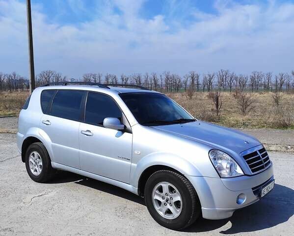 Сірий Cанг Йонг Rexton, об'ємом двигуна 2.7 л та пробігом 200 тис. км за 7500 $, фото 1 на Automoto.ua