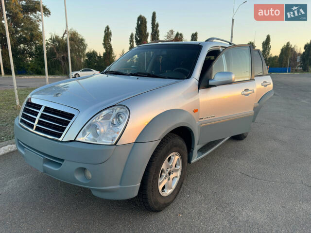 Сірий Cанг Йонг Rexton, об'ємом двигуна 2.7 л та пробігом 400 тис. км за 7250 $, фото 1 на Automoto.ua