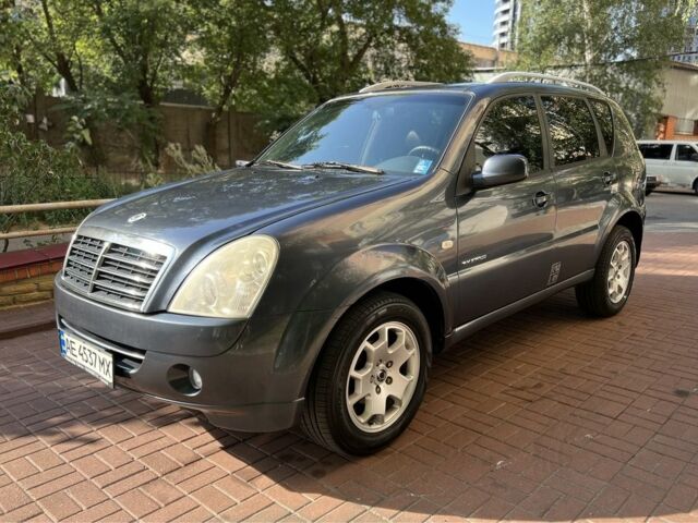 Сірий Cанг Йонг Rexton, об'ємом двигуна 2.7 л та пробігом 300 тис. км за 6992 $, фото 1 на Automoto.ua