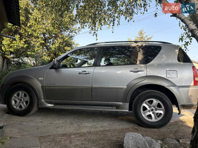 Сірий Cанг Йонг Rexton, об'ємом двигуна 2.7 л та пробігом 200 тис. км за 6500 $, фото 1 на Automoto.ua