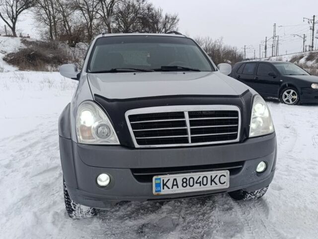 Сірий Cанг Йонг Rexton, об'ємом двигуна 3 л та пробігом 222 тис. км за 6950 $, фото 1 на Automoto.ua