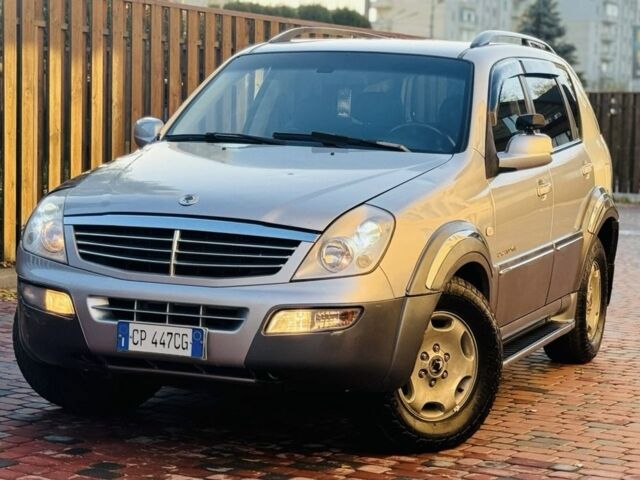 Сірий Cанг Йонг Rexton, об'ємом двигуна 2.7 л та пробігом 290 тис. км за 3950 $, фото 1 на Automoto.ua