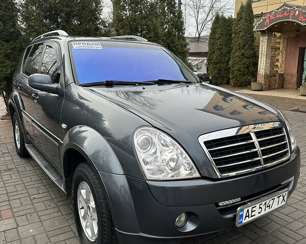 Сірий Cанг Йонг Rexton, об'ємом двигуна 2.7 л та пробігом 195 тис. км за 6999 $, фото 1 на Automoto.ua