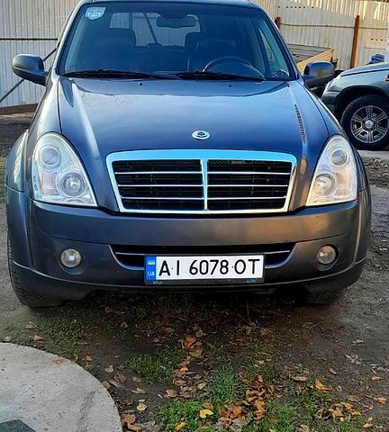 Сірий Cанг Йонг Rexton, об'ємом двигуна 2.7 л та пробігом 360 тис. км за 7500 $, фото 1 на Automoto.ua