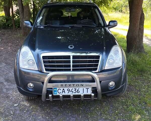 Сірий Cанг Йонг Rexton, об'ємом двигуна 2.7 л та пробігом 188 тис. км за 10800 $, фото 1 на Automoto.ua
