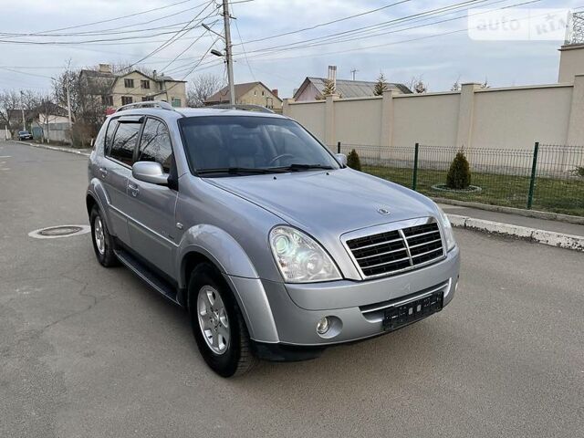 Сірий Cанг Йонг Rexton, об'ємом двигуна 2.7 л та пробігом 120 тис. км за 9800 $, фото 1 на Automoto.ua