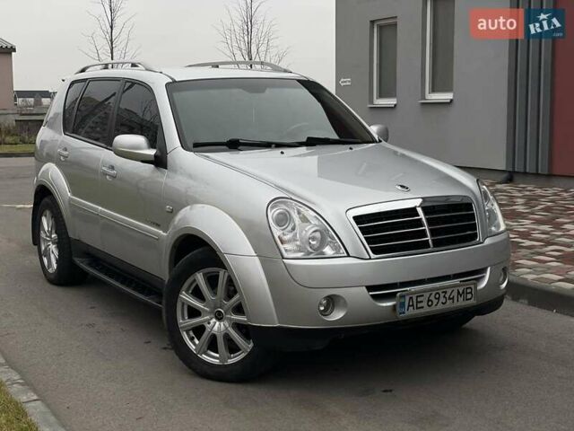 Сірий Cанг Йонг Rexton, об'ємом двигуна 2.7 л та пробігом 110 тис. км за 9600 $, фото 1 на Automoto.ua