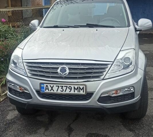 Сірий Cанг Йонг Rexton, об'ємом двигуна 2 л та пробігом 215 тис. км за 12800 $, фото 1 на Automoto.ua