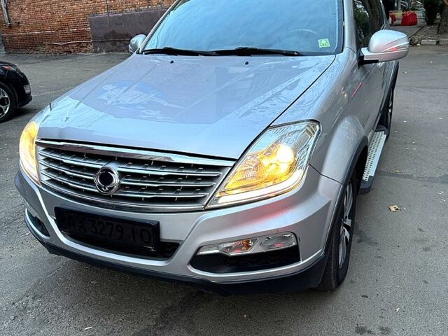 Сірий Cанг Йонг Rexton, об'ємом двигуна 2 л та пробігом 126 тис. км за 10400 $, фото 1 на Automoto.ua