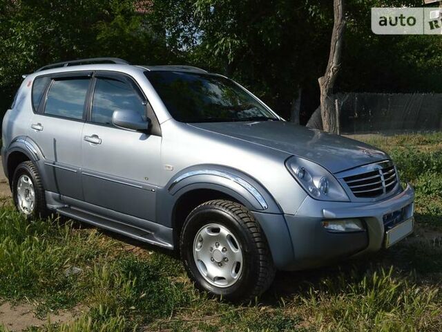 Сірий Cанг Йонг Rexton, об'ємом двигуна 2.7 л та пробігом 291 тис. км за 8300 $, фото 1 на Automoto.ua