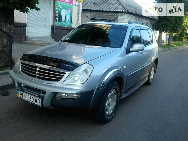 Сірий Cанг Йонг Rexton, об'ємом двигуна 2.7 л та пробігом 220 тис. км за 7500 $, фото 1 на Automoto.ua