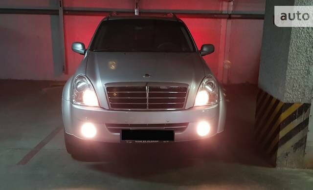 Сірий Cанг Йонг Rexton, об'ємом двигуна 2.7 л та пробігом 148 тис. км за 15000 $, фото 1 на Automoto.ua