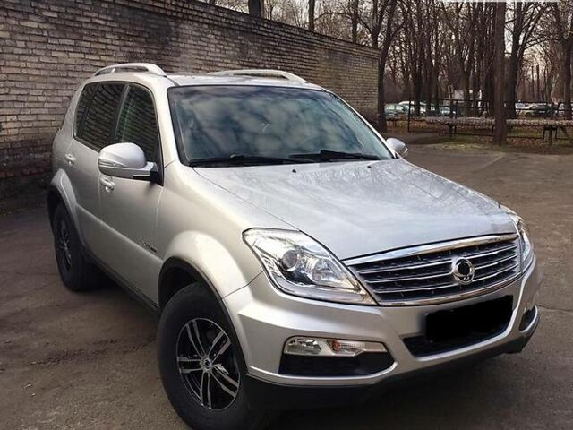 Сірий Cанг Йонг Rexton, об'ємом двигуна 2 л та пробігом 49 тис. км за 19000 $, фото 1 на Automoto.ua