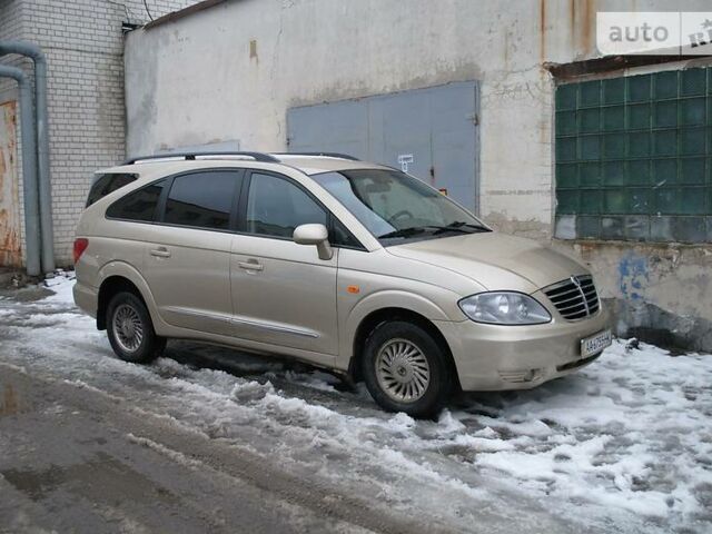 Бежевий Cанг Йонг Rodius, об'ємом двигуна 2.7 л та пробігом 240 тис. км за 10500 $, фото 1 на Automoto.ua