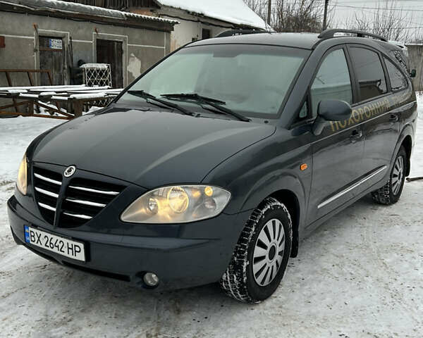 Серый Cанг Йонг Родиус, объемом двигателя 2.7 л и пробегом 236 тыс. км за 9500 $, фото 1 на Automoto.ua