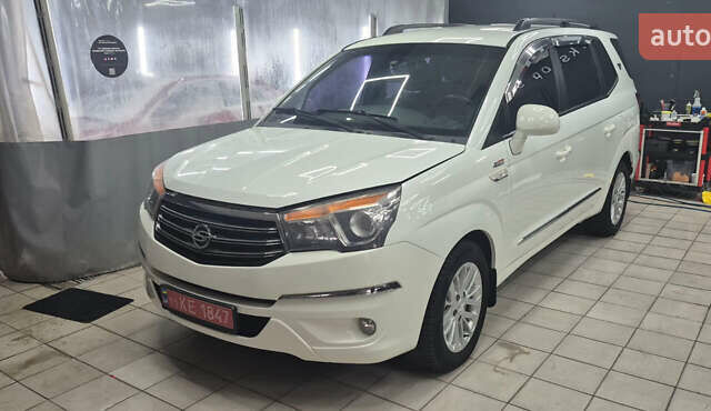 Белый Cанг Йонг Korando Turismo, объемом двигателя 2 л и пробегом 262 тыс. км за 14990 $, фото 1 на Automoto.ua