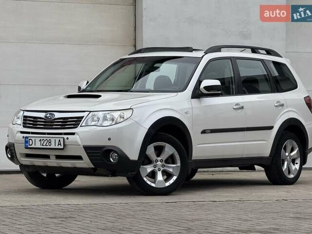 Белый Субару Форестер, объемом двигателя 2 л и пробегом 232 тыс. км за 7200 $, фото 1 на Automoto.ua