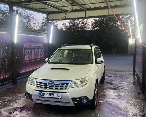 Білий Субару Forester, об'ємом двигуна 2 л та пробігом 370 тис. км за 11700 $, фото 1 на Automoto.ua