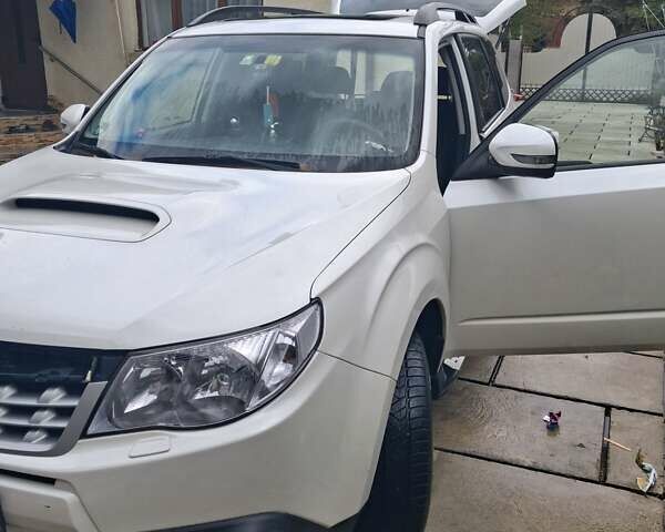 Белый Субару Форестер, объемом двигателя 2 л и пробегом 277 тыс. км за 9000 $, фото 1 на Automoto.ua