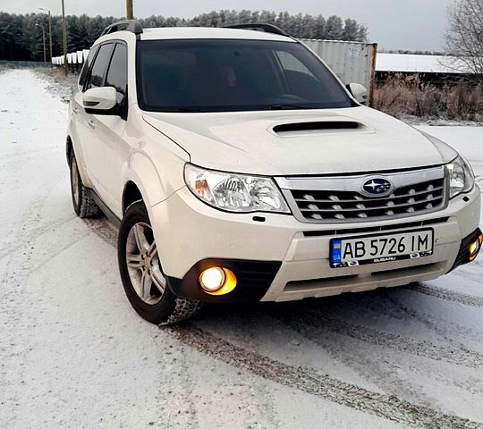 Белый Субару Форестер, объемом двигателя 2 л и пробегом 290 тыс. км за 9300 $, фото 1 на Automoto.ua