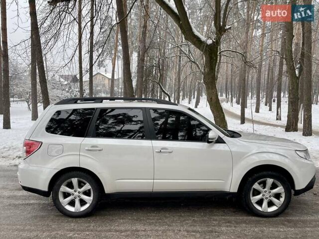 Белый Субару Форестер, объемом двигателя 2 л и пробегом 175 тыс. км за 10999 $, фото 1 на Automoto.ua