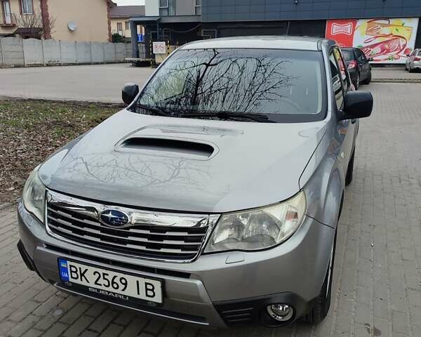 Сірий Субару Forester, об'ємом двигуна 1.99 л та пробігом 166 тис. км за 10300 $, фото 1 на Automoto.ua