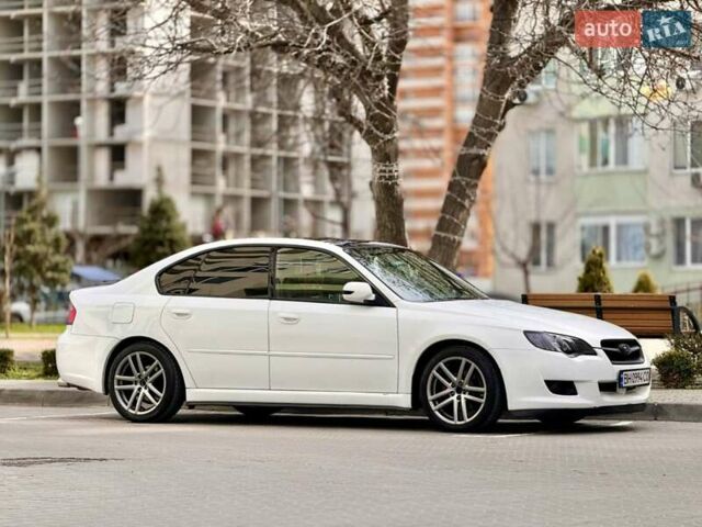 Белый Субару Легаси, объемом двигателя 2 л и пробегом 212 тыс. км за 6800 $, фото 1 на Automoto.ua
