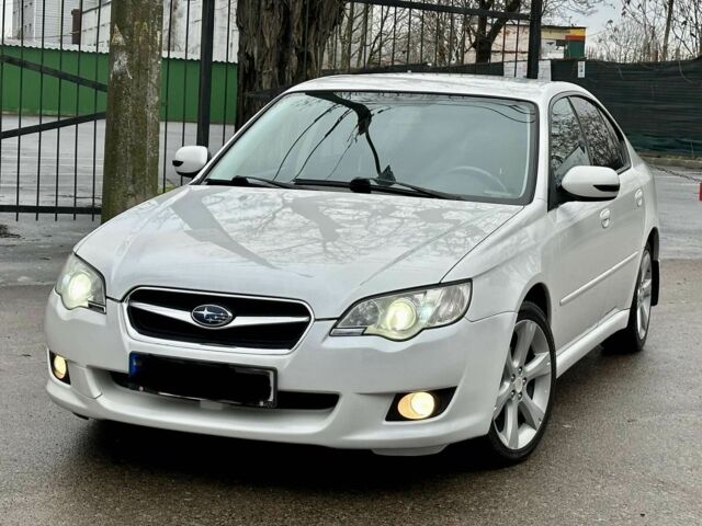 Белый Субару Легаси, объемом двигателя 2 л и пробегом 248 тыс. км за 5400 $, фото 1 на Automoto.ua