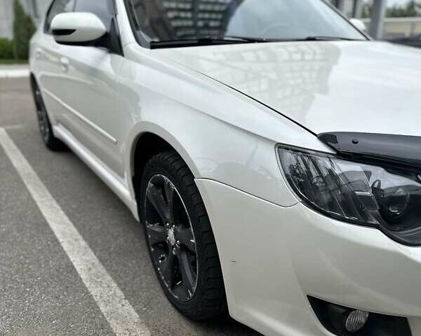 Білий Субару Легасі, об'ємом двигуна 2 л та пробігом 285 тис. км за 5200 $, фото 1 на Automoto.ua